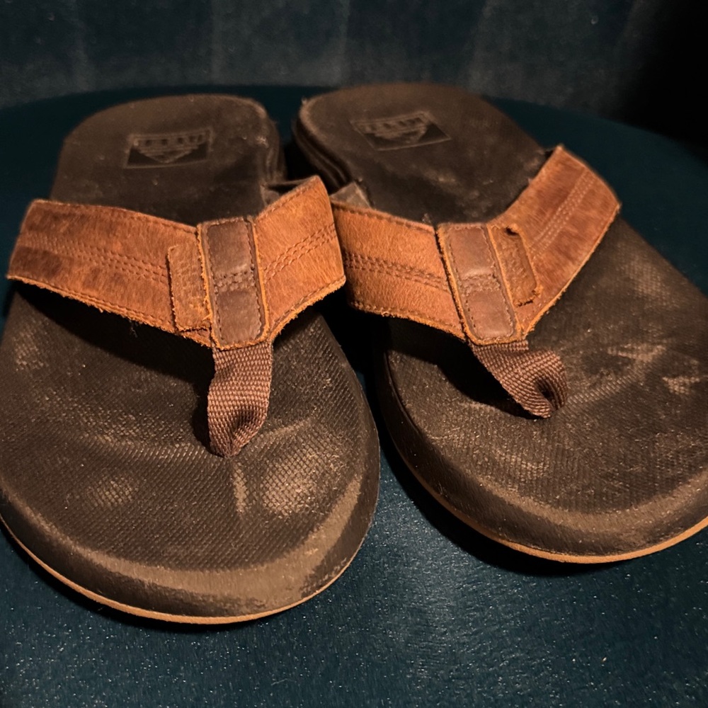 Reef Men's Tan and Black Flip Flops EUC